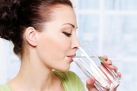 girl drinks water on a diet for lazy people