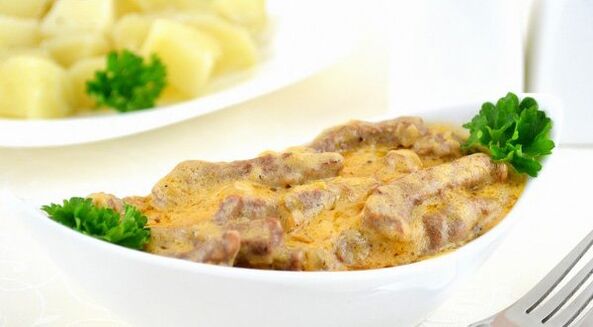 Meat with champignons in a creamy sauce - a hearty dish in the Consolidation phase of the Dukan diet